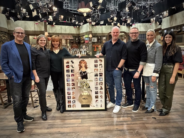 Reba Mcentire Surprised On Set Of “Happy’s Place” To Mark The 50th Anniversary (1)
