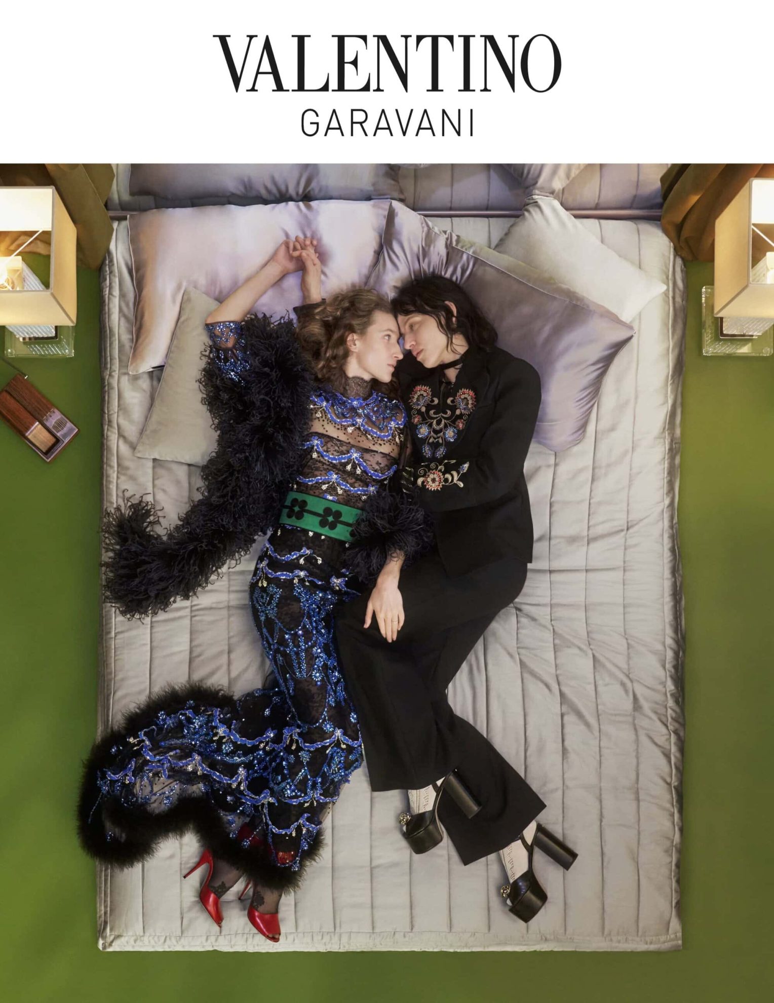 Dakota Johnson checkt für die Valentino Cruise 2026 Kampagne in ein Hotel ein.