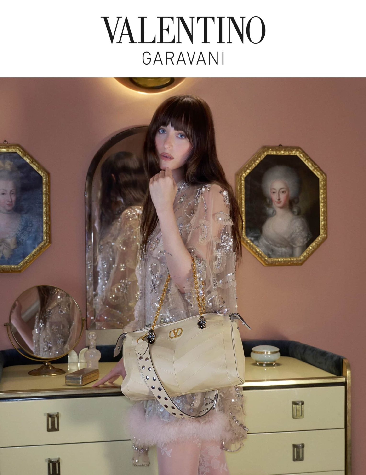 Dakota Johnson checkt für die Valentino Cruise 2026 Kampagne in ein Hotel ein.