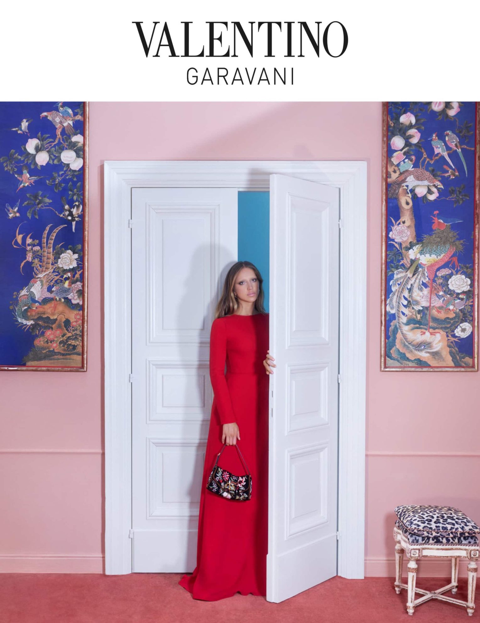 Dakota Johnson checkt für die Valentino Cruise 2026 Kampagne in ein Hotel ein.