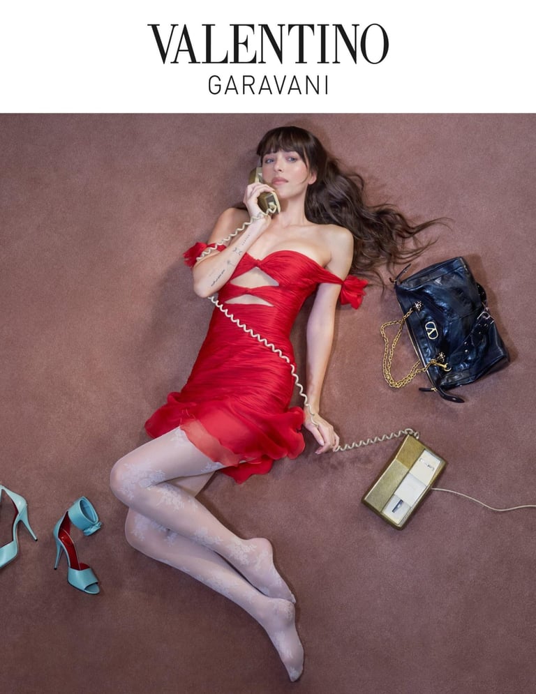 Dakota Johnson checkt für die Valentino Cruise 2026 Kampagne in ein Hotel ein.