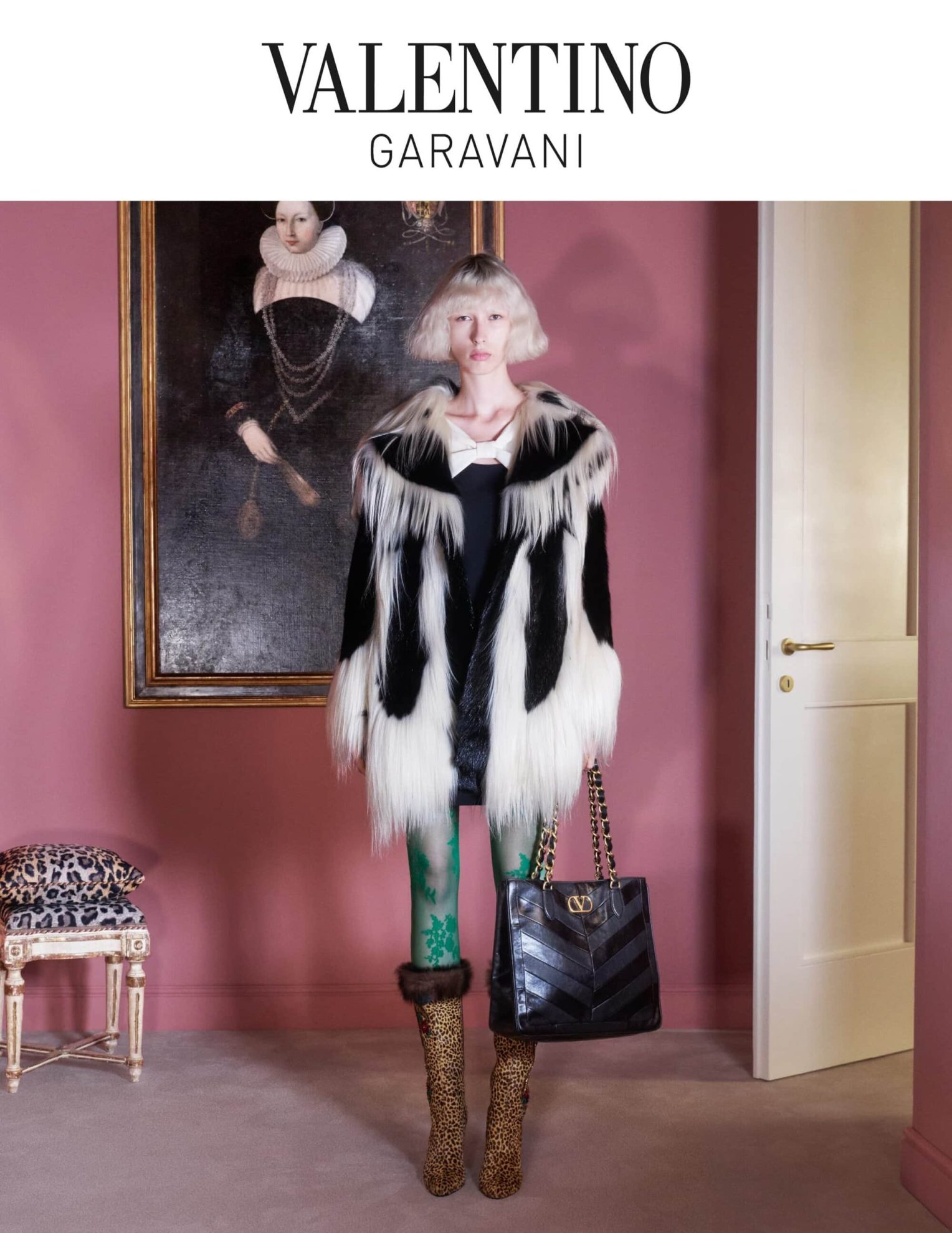 Dakota Johnson checkt für die Valentino Cruise 2026 Kampagne in ein Hotel ein.