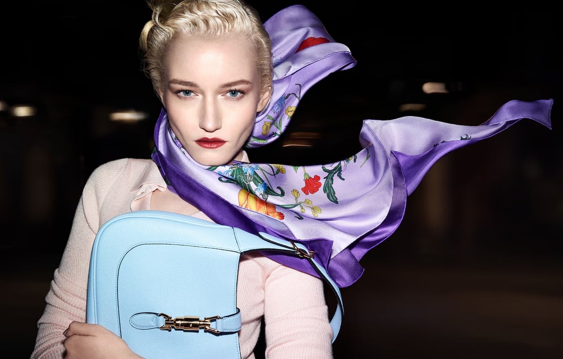 Gucci: кампания «Искусство шелка» с участием Джулии Гарнер
