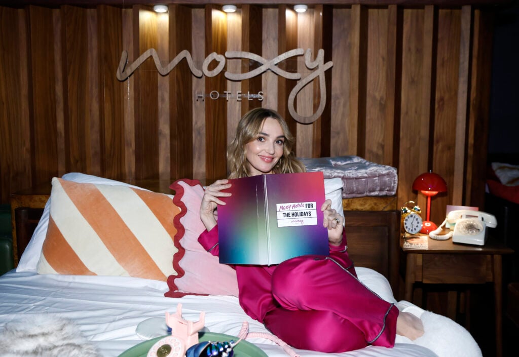Chloe Fineman apporte l'humour new-yorkais aux hôtels Moxy Holiday Stories