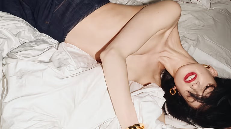 AMI Paris präsentiert intime Weihnachtskampagne mit Lily McMenamy