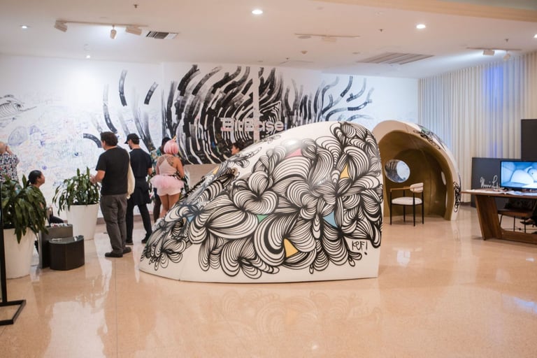 Le 24e brunch emblématique de Sagamore a été l'occasion de dévoiler « The Orb of Harmony », une œuvre de l'artiste de renommée internationale KEF! (Simon Röhlen), créée en partenariat avec Sobe Sky Development, la Fondation Morris Lapidus et BitBasel, à l'hôtel Sagamore South Beach le 6 décembre. (Crédit photo : WorldRedEye.com)