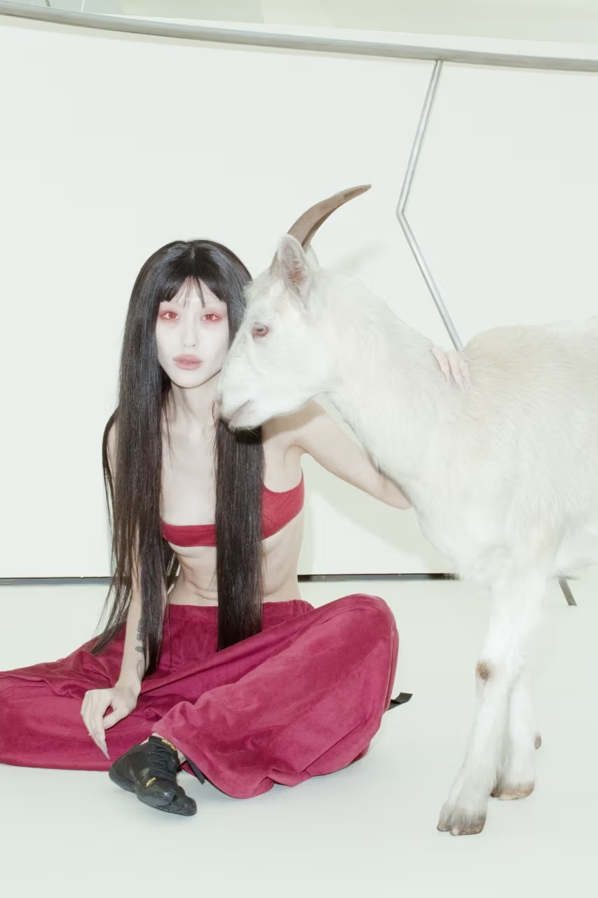 Voyeur Voyeurがロンドン旗艦店をオープン。Kat Qui、Rick Owens、KNWLS、JPG、Muglerのアイテムを揃える