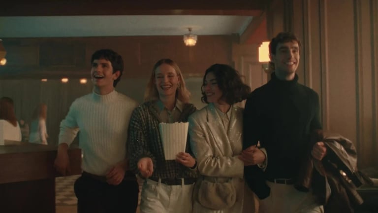 La campagna "Cinema Meraviglia" di Brunello Cucinelli per le festività 2025 è ispirata al cinema