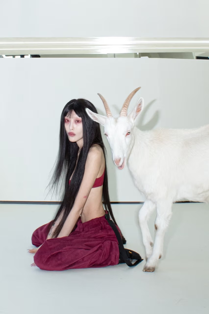Voyeur Voyeurがロンドン旗艦店をオープン。Kat Qui、Rick Owens、KNWLS、JPG、Muglerのアイテムを揃える