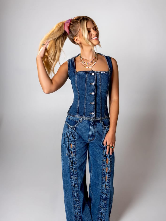 Country-Newcomerin Baylee Lynn zeigt sich auf ihrer kraftvollen neuen Single “Heard That” von ihrer wildesten Seite.