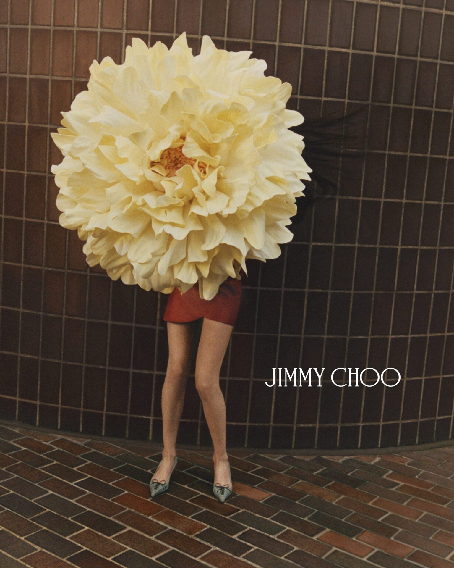 Jimmy Choo 推出 2026 春季“Les Fleurs”系列广告大片