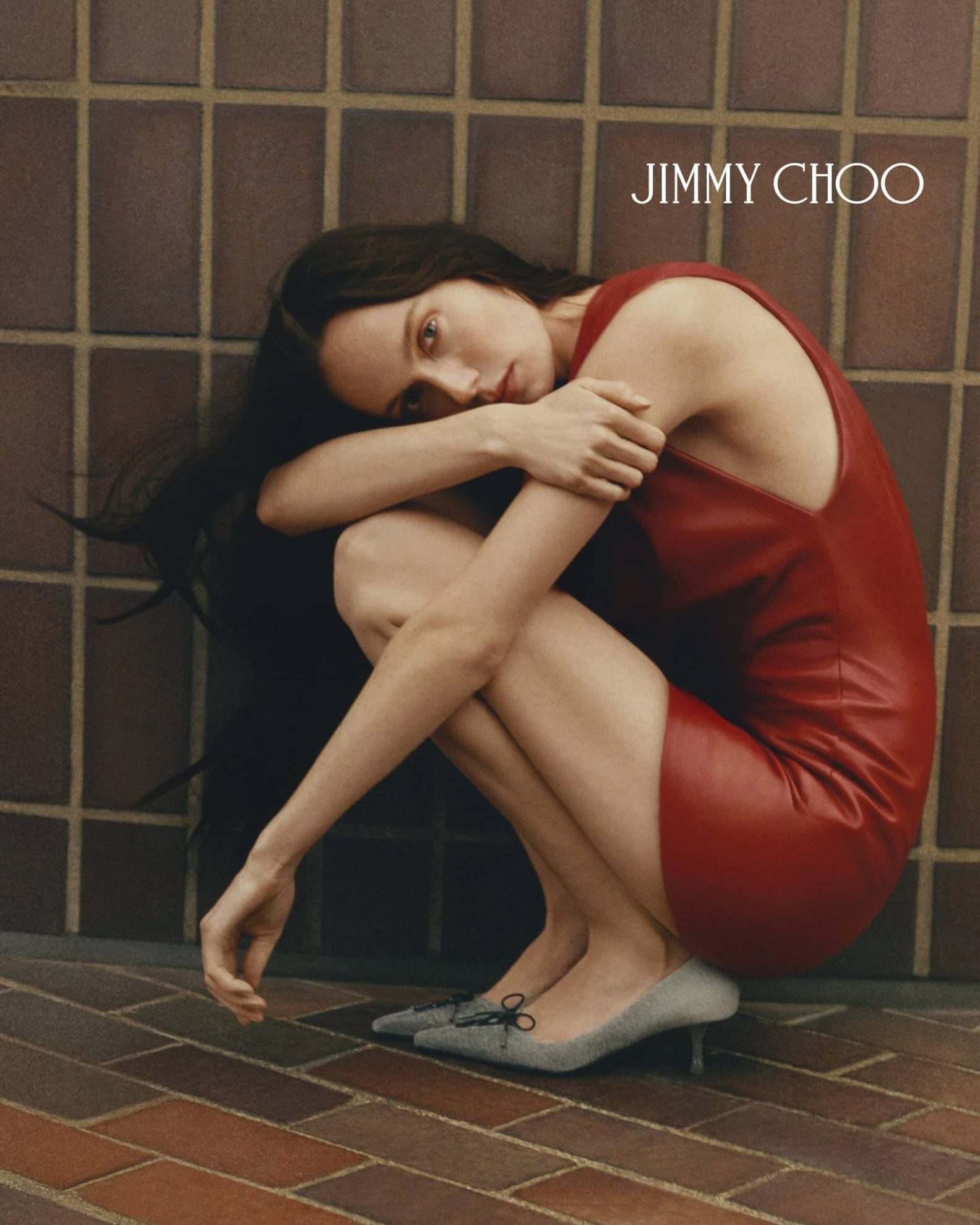 Jimmy Choo 推出 2026 春季“Les Fleurs”系列广告大片
