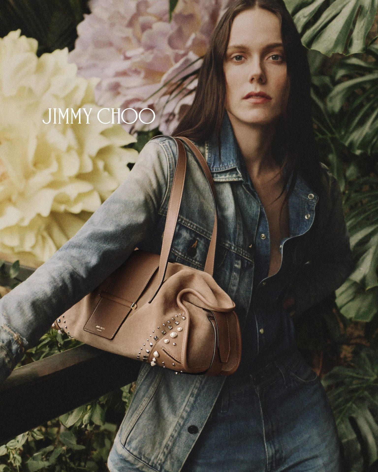 Jimmy Choo 推出 2026 春季“Les Fleurs”系列广告大片