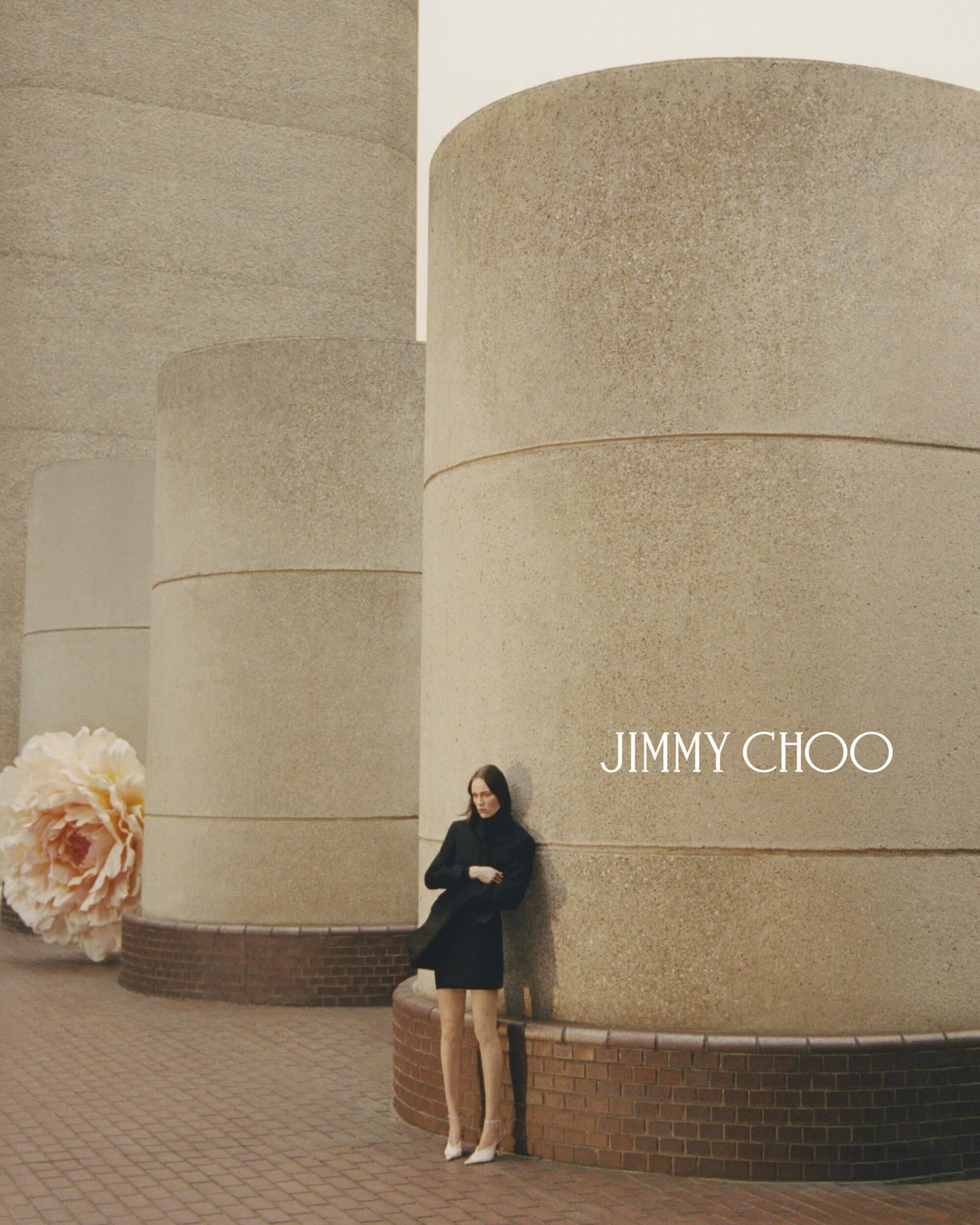 Jimmy Choo 推出 2026 春季“Les Fleurs”系列广告大片
