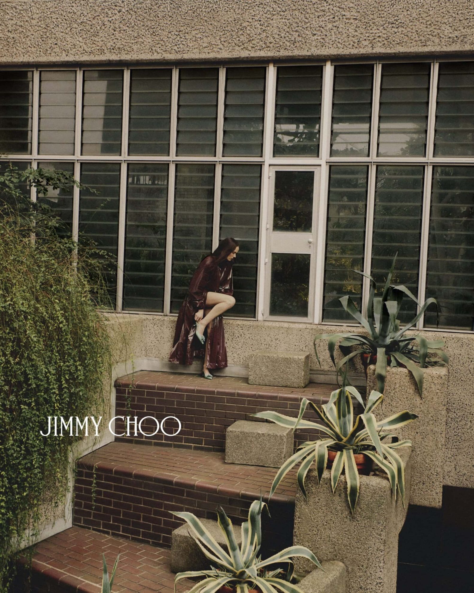 Jimmy Choo 推出 2026 春季“Les Fleurs”系列广告大片