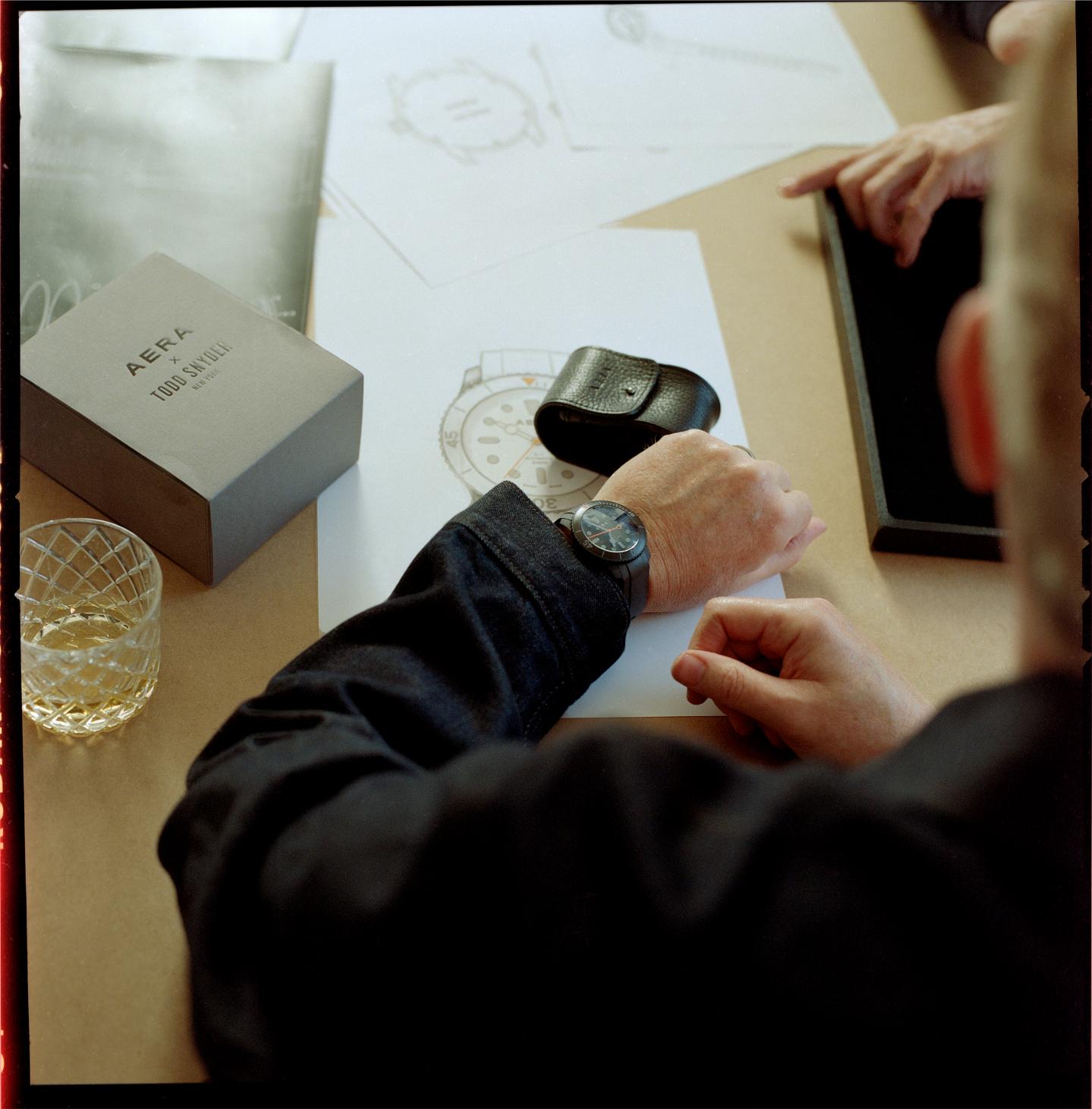 Todd Snyder et AERA Instruments s'associent pour créer la montre de plongée D-1.