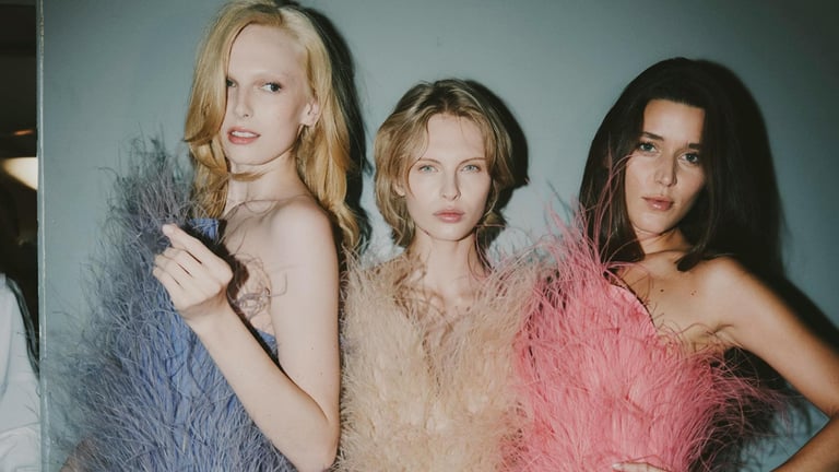 Stella McCartney presenta la prima piuma al mondo a base vegetale nella collezione SS26