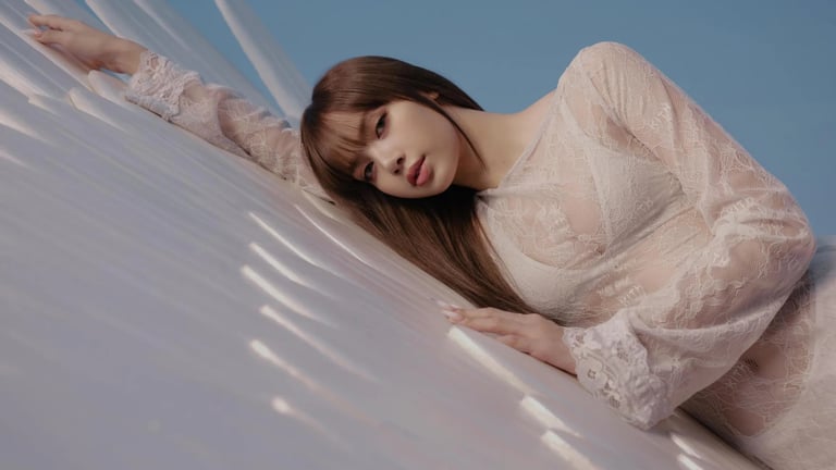 LISA delle BLACKPINK debutta come Guest Designer di KITH con la collezione primavera 2026