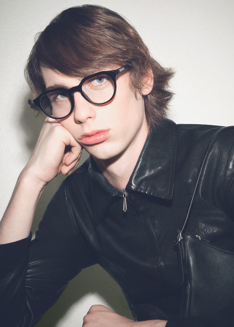 Gucci 2026 春季眼镜系列广告大片展示了大胆的 Gucci 设计