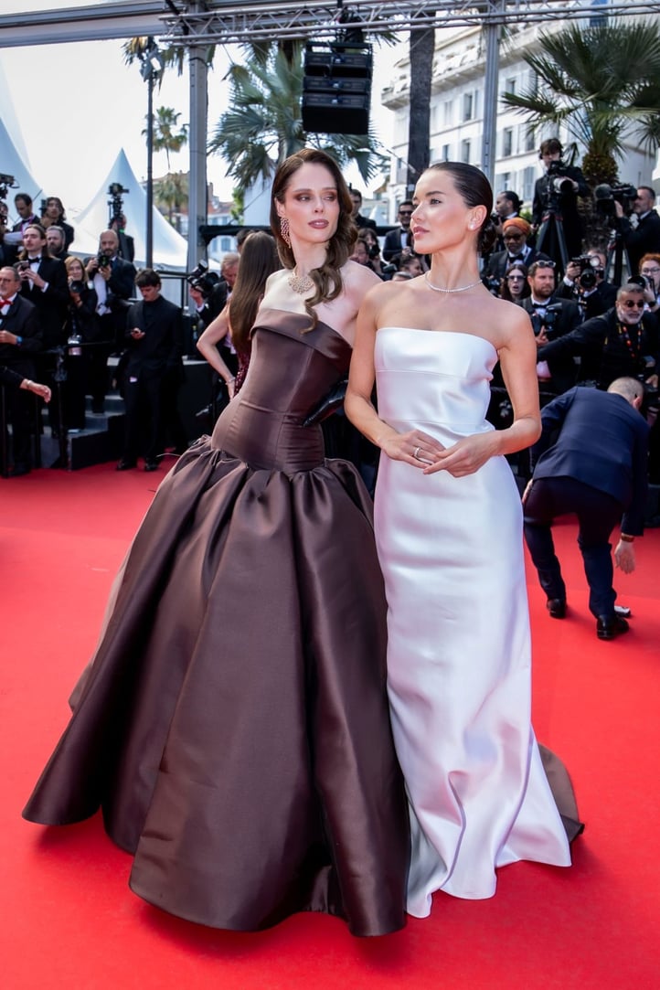 79 Cannes Vialina Lemann, al fianco della top model Coco Rocha, sul red carpet del film Amarga Navidad di Pedro Almodóvar, in Tatyana Kochnova Couture