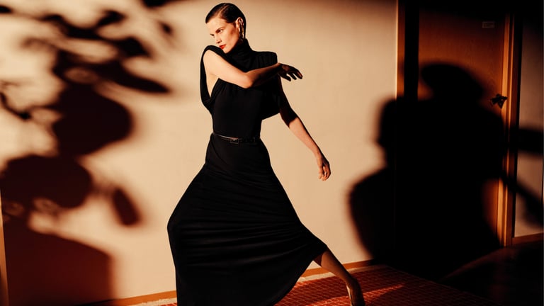 Mugler Pre-Fall 2026: Saskia de Brauw protagoniza El armario de las identidades