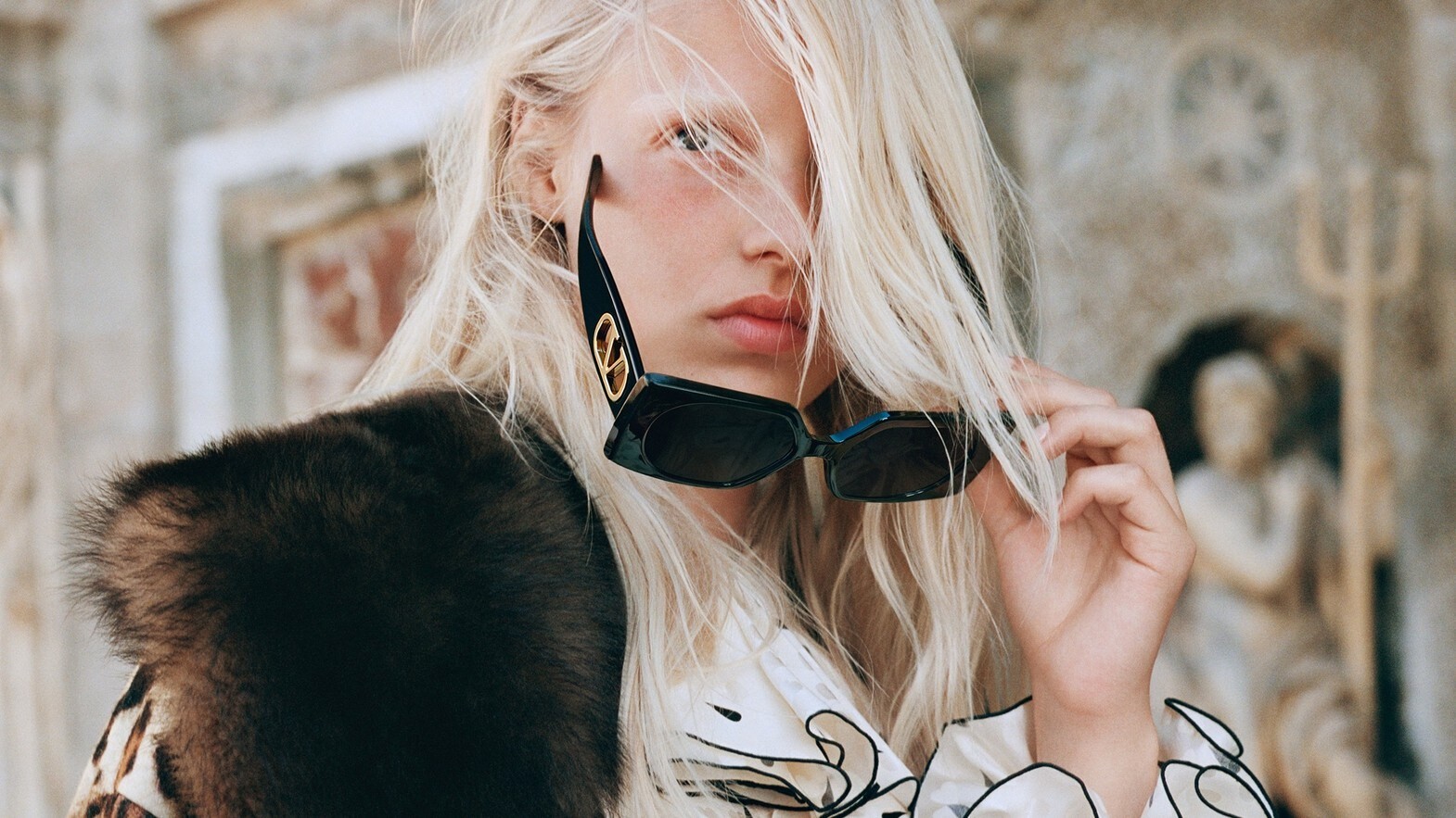 How Designer Sunglasses Shape a Modern Woman’s Personal Style